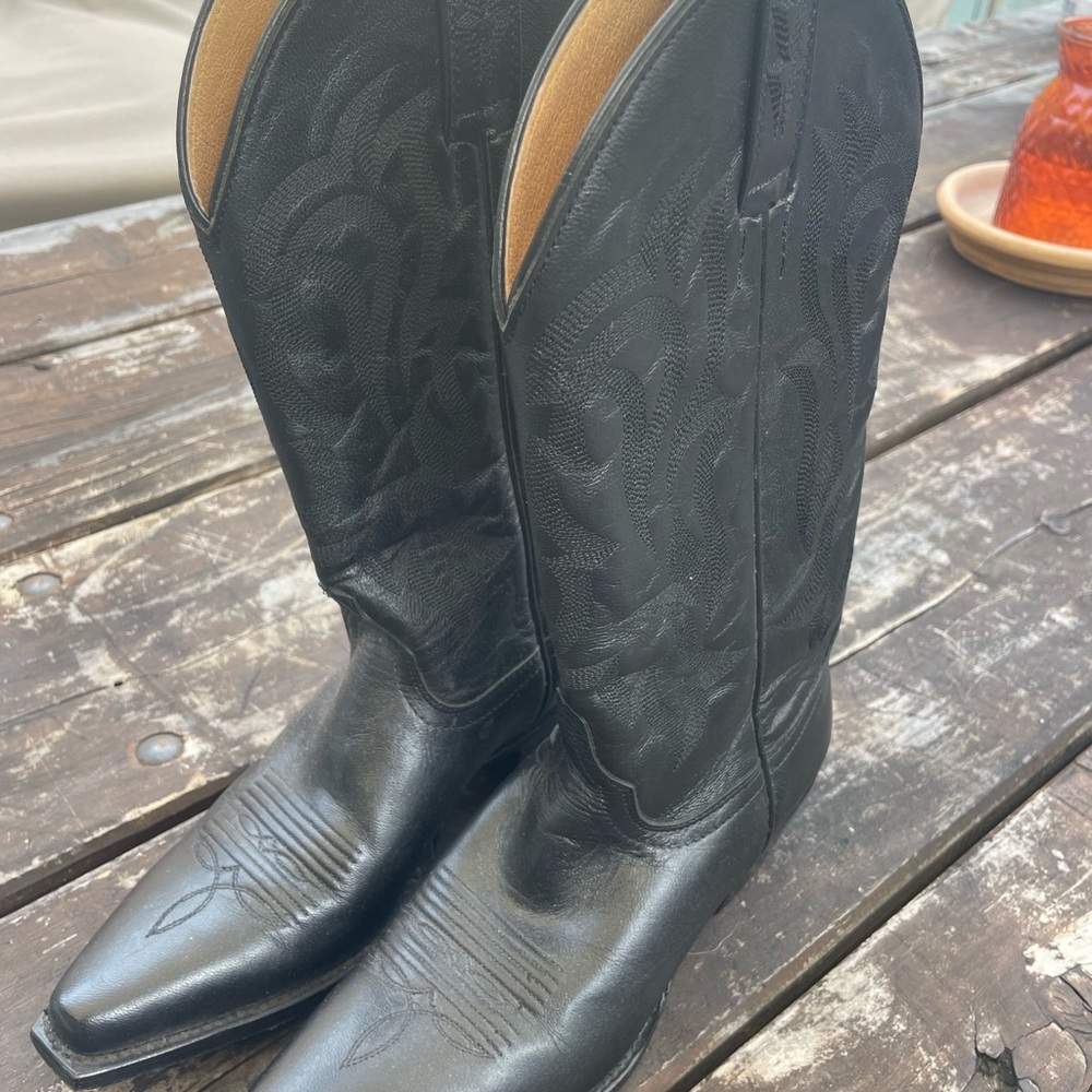Shyanne black leather cowgirl boots size 6